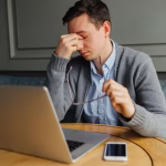 سندرم خستگی مزمن چیست؟ علائم، علل و روش‌های درمان موثر